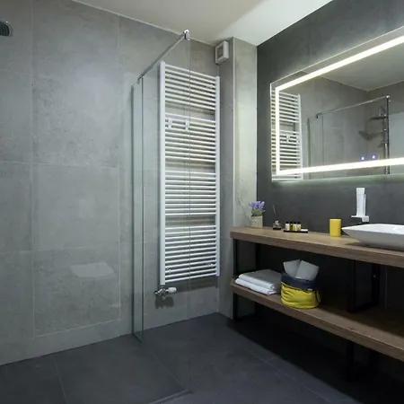 Silver Apartment *